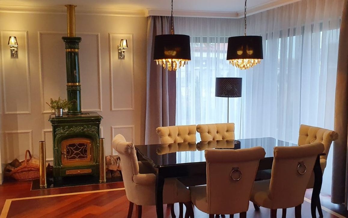 Krzesła pikowane z kołatką aranżacja